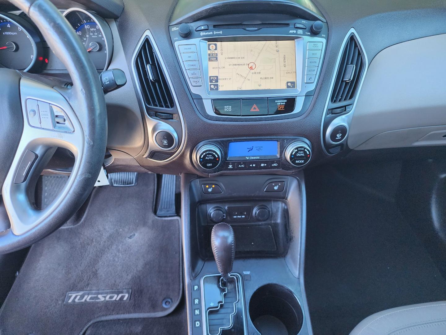 2012 GRAY Hyundai Tucson Limited (KM8JU3AC4CU) with an 2.4L L4 DOHC 16V engine, 6-Speed Automatic transmission, located at 2660 S.Garland Avenue, Garland, TX, 75041, (469) 298-3118, 32.885551, -96.655602 - Welcome to DallasAutos4Less, one of the Premier BUY HERE PAY HERE Dealers in the North Dallas Area. We specialize in financing to people with NO CREDIT or BAD CREDIT. We need proof of income, proof of residence, and a ID. Come buy your new car from us today!! This is a Very clean 2012 HYUNDAI TUC - Photo#13